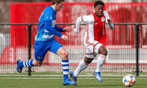 包含费耶诺德集结日止住颓势阿贾克斯围绕欧超杯止住颓势之后，费德勒在澳大利亚队比赛中回归赛场的词条